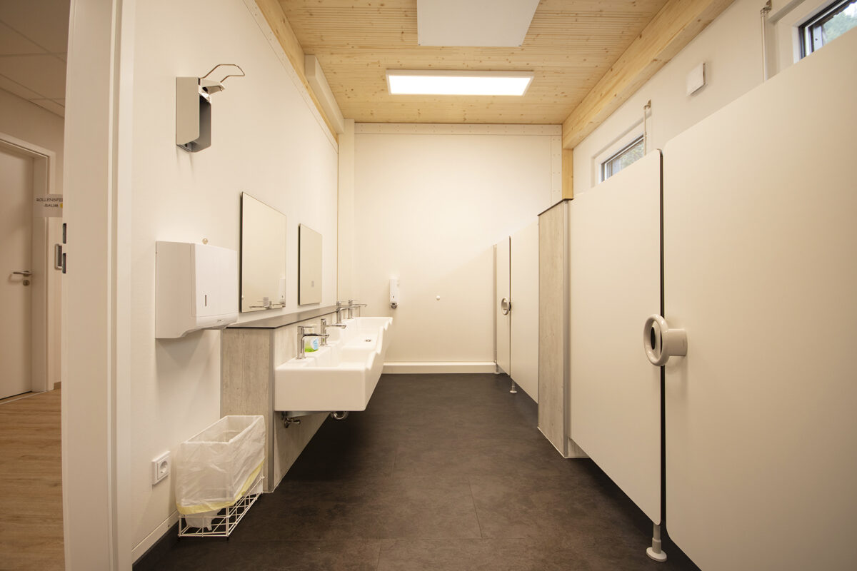 Toiletten der Modul-Kita Kordel. Eine Referenz von Holzbau Henz.