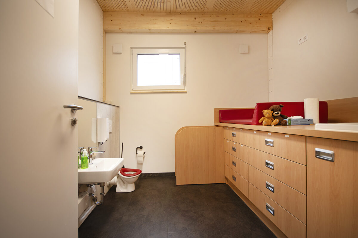 Wickelraum der Modul-Kita Kordel. Eine Referenz von Holzbau Henz.