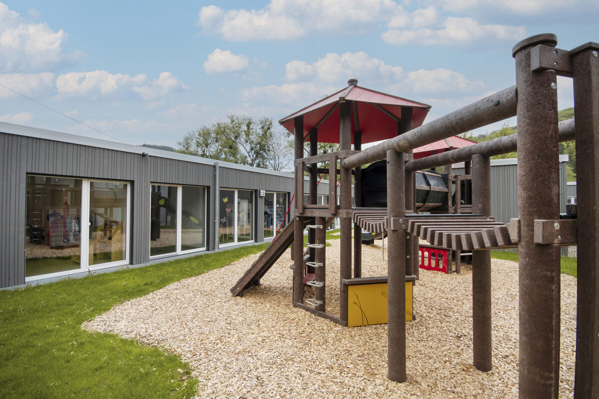 Aussenansicht der Modul-Kita Kordel. Eine Referenz von Holzbau Henz.