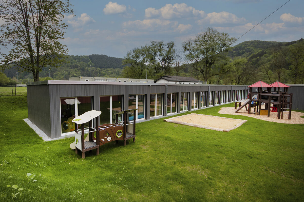 Aussenansicht der Modul-Kita Kordel. Eine Referenz von Holzbau Henz.