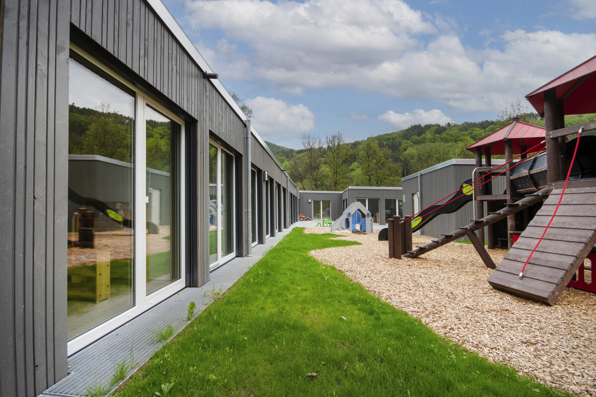 Aussenansicht der Modul-Kita Kordel. Eine Referenz von Holzbau Henz.