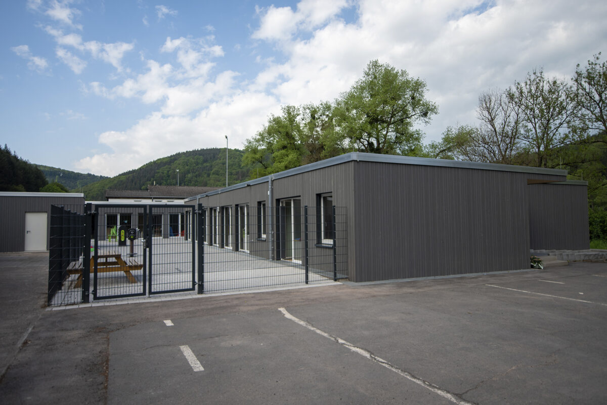 Aussenansicht der Modul-Kita Kordel. Eine Referenz von Holzbau Henz.