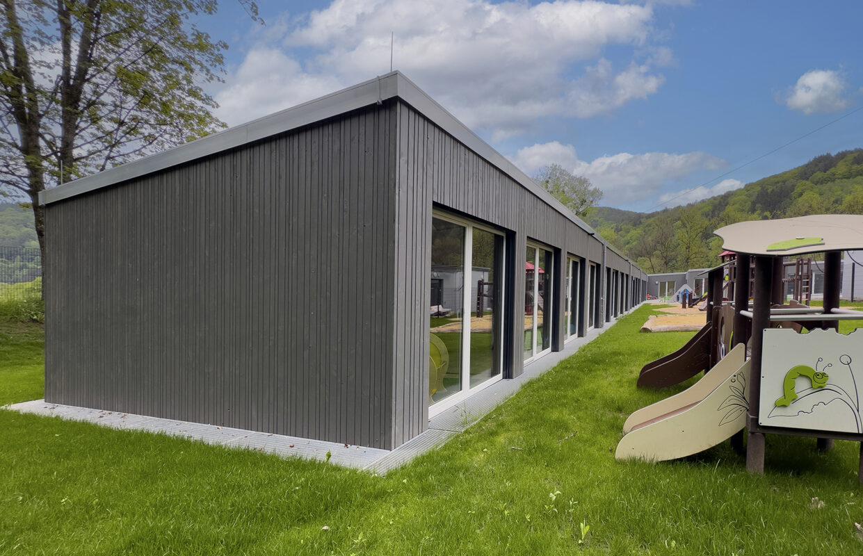 Aussenansicht der Modul-Kita Kordel. Eine Referenz von Holzbau Henz.