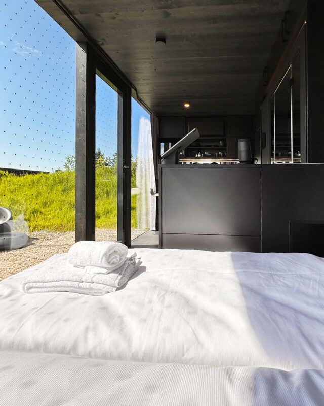 Innenansicht des Wohnmodul "Style Cabins" im Ferienpark Neugrad in der Eifel. Eine Referenz von Holzbau Henz.