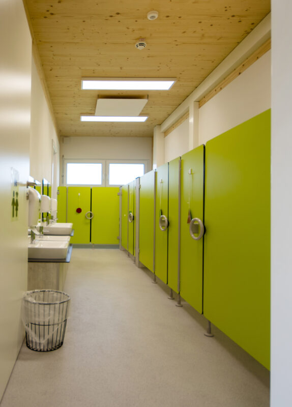 Kinder-Toiletten der Kita Oberemmel in modularer Bauweise. Eine Referenz von Holzbau Henz.