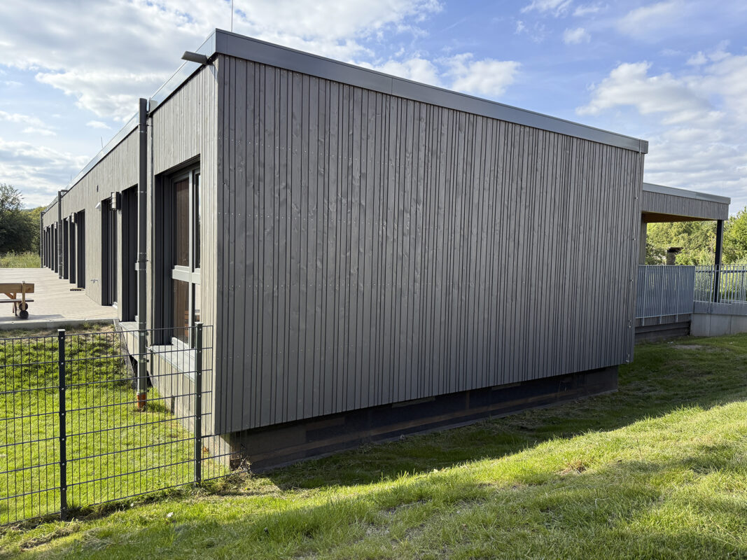 Aussenansicht der Kita Oberemmel in modularer Bauweise. Eine Referenz von Holzbau Henz.